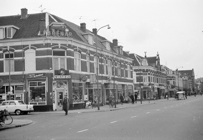 59814 Gezicht op de voorgevel van het pand Kanaalstraat 60-hoger te Utrecht met links de ingang van de Sumatrastraat.